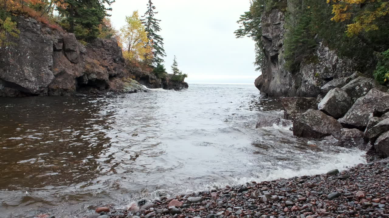 Felsige Bucht im Temperance River State Park.