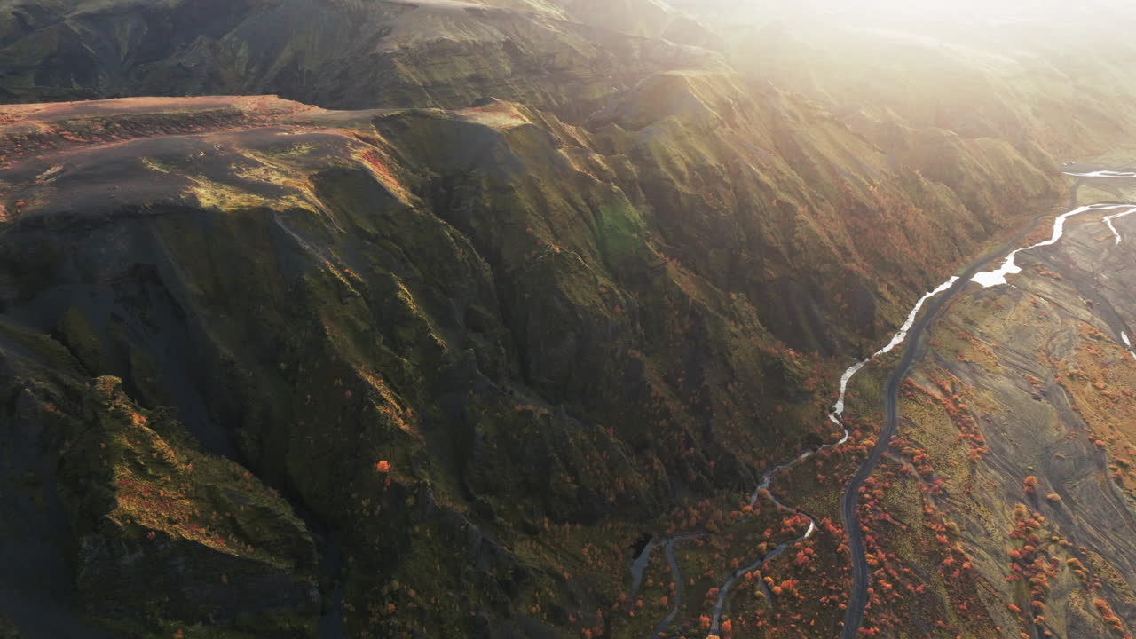 dolly aéreo inverso a través del valle del río thorsmork durante