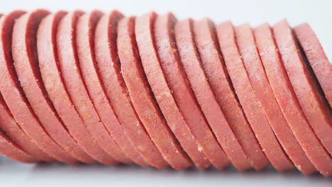 salchichas rosadas en rodajas