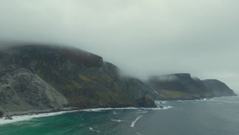 Toma-Lenta-De-Un-Dron-Que-Muestra-Los-Acantilados-De-La-Isla-Achill-Durante-Un-Día-De-Mal-Humor