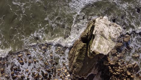 Las-Olas-Rompen-Contra-Los-Acantilados-De-Tiza,-Seaford,-Inglaterra