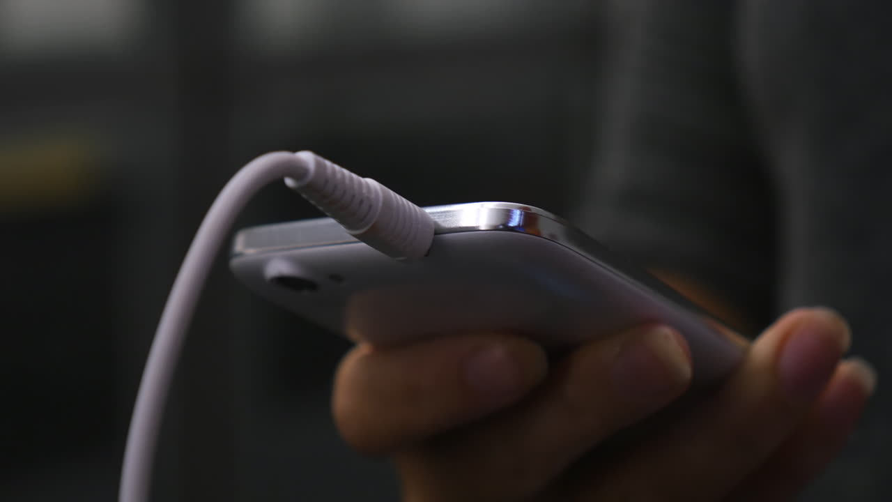 chica usando teléfono inteligente en el subterráneo