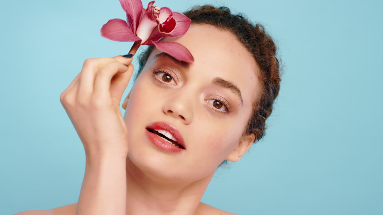 Cura della pelle, orchidea e bellezza con donna in studio