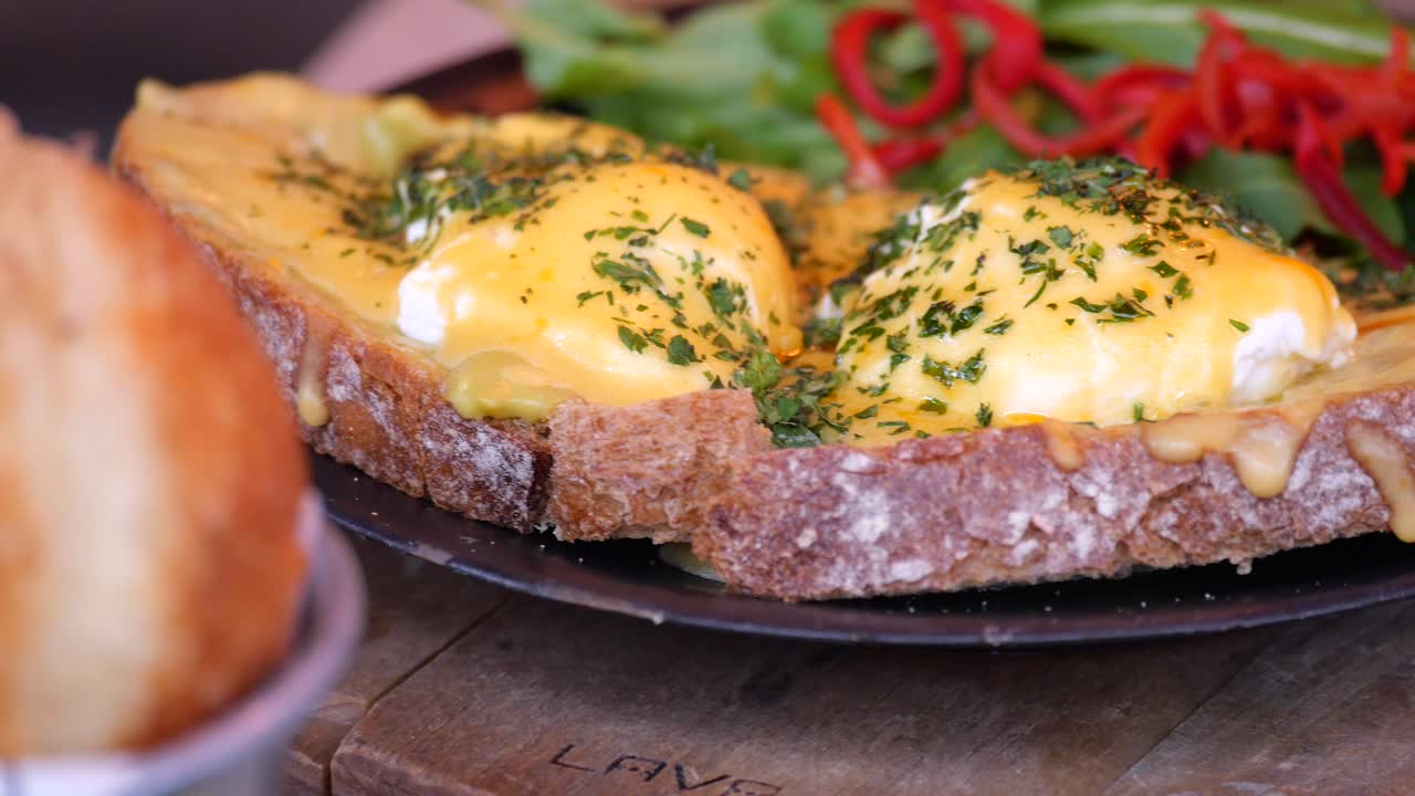 아보카도 토스트 와 포쉬 된 달