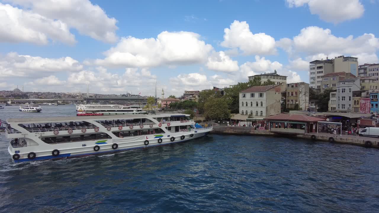 터키 이스탄불에서 바다에 있는 배