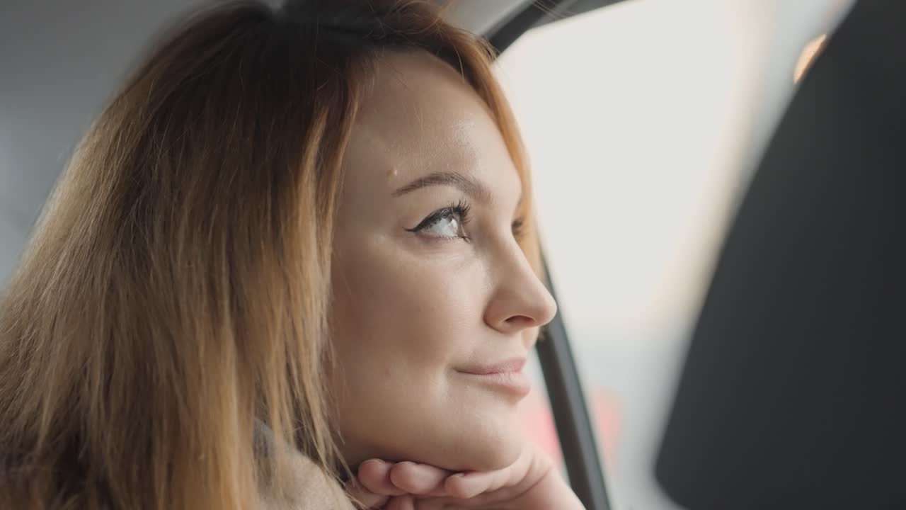Mulher olhando pela janela do carro