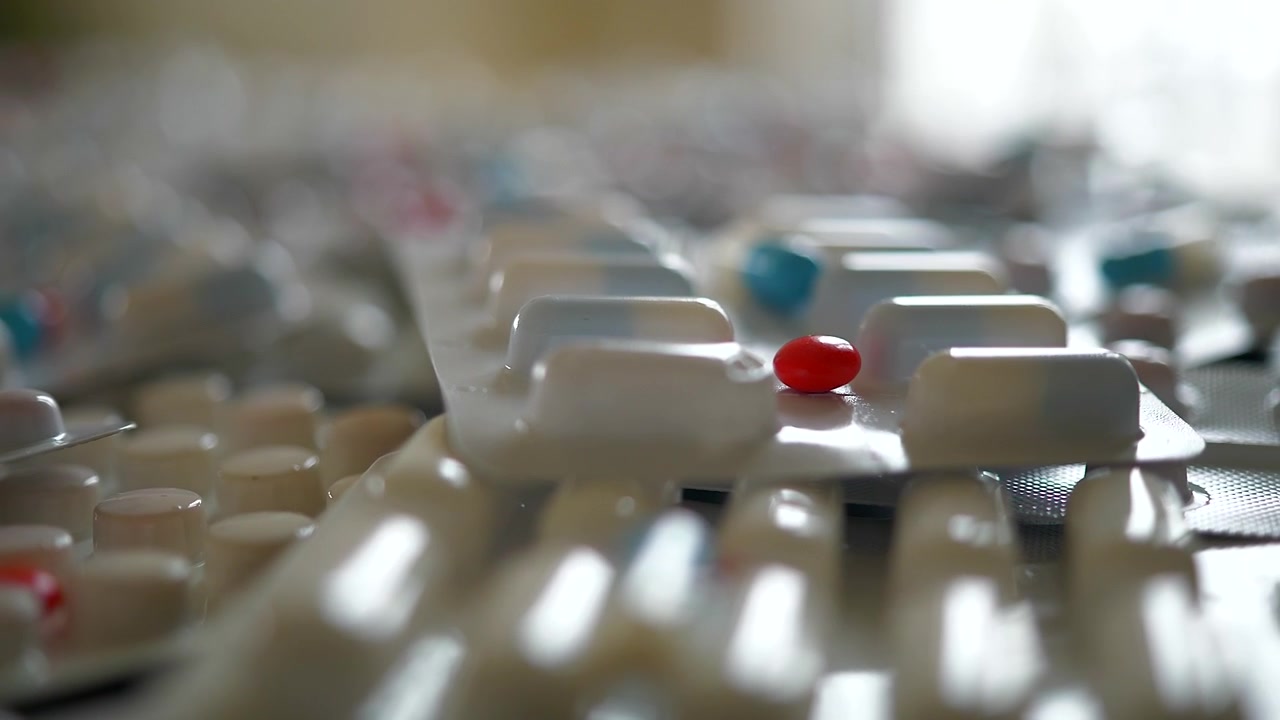 Primo piano di varie confezioni blister di pillole farmaceutiche