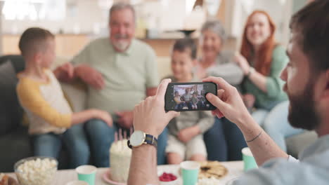 teléfono, pantalla y fotógrafo para la familia juntos
