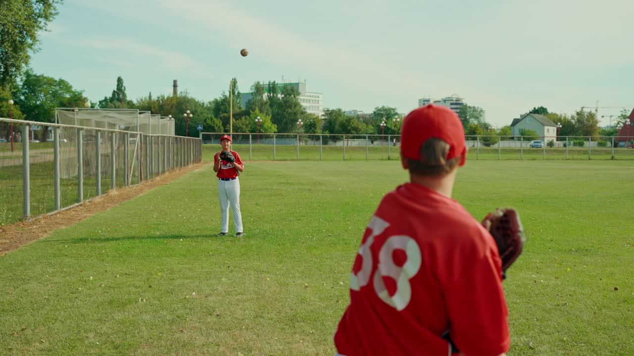 Giocatori di baseball sul campo