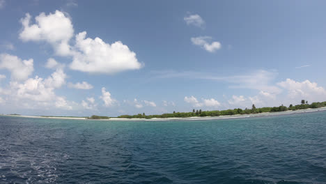 Bewegen-Im-Meer-Auf-Malediven-Blick-Vom-Schiff