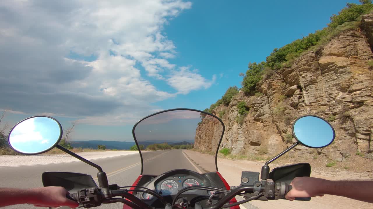 montando una motocicleta en la montaña penteli en grecia