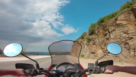 Montando-Una-Motocicleta-En-La-Montaña-Penteli-En-Grecia