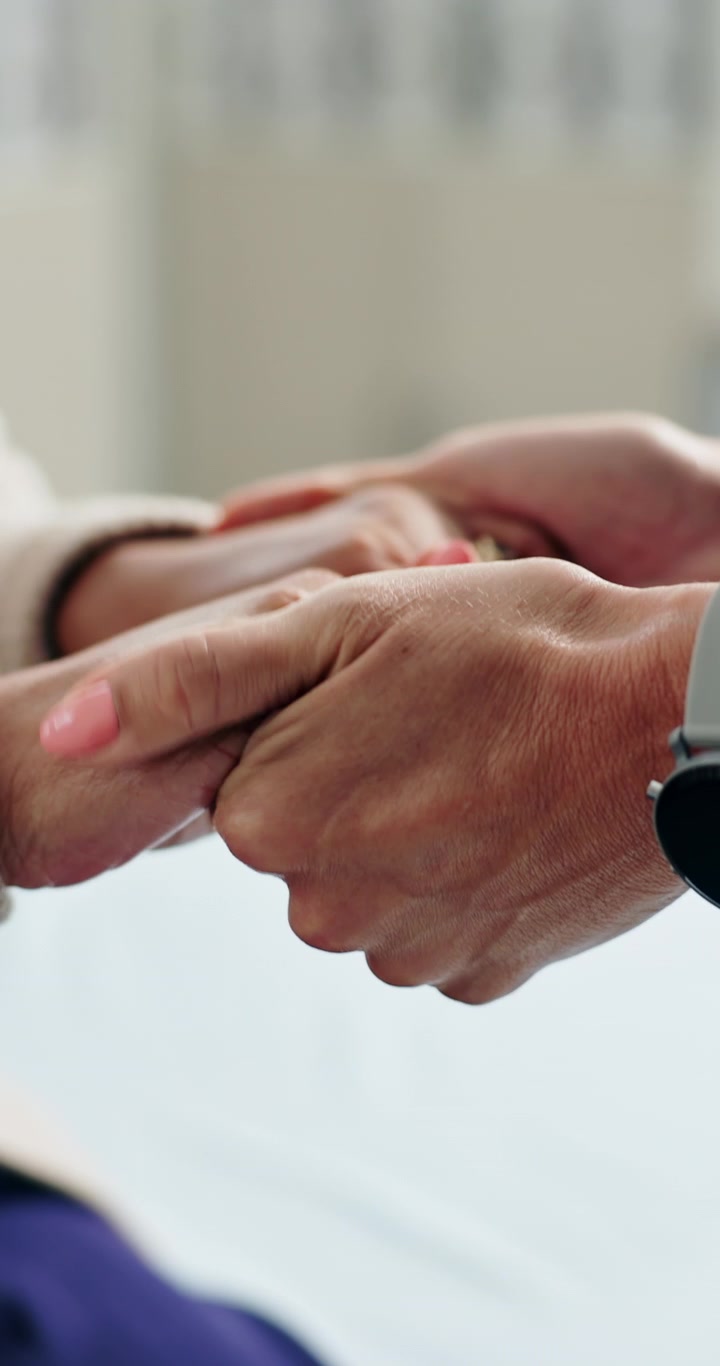 Primo Piano di una Persona che Conforta un Paziente Anziano Tenendogli la Mano
