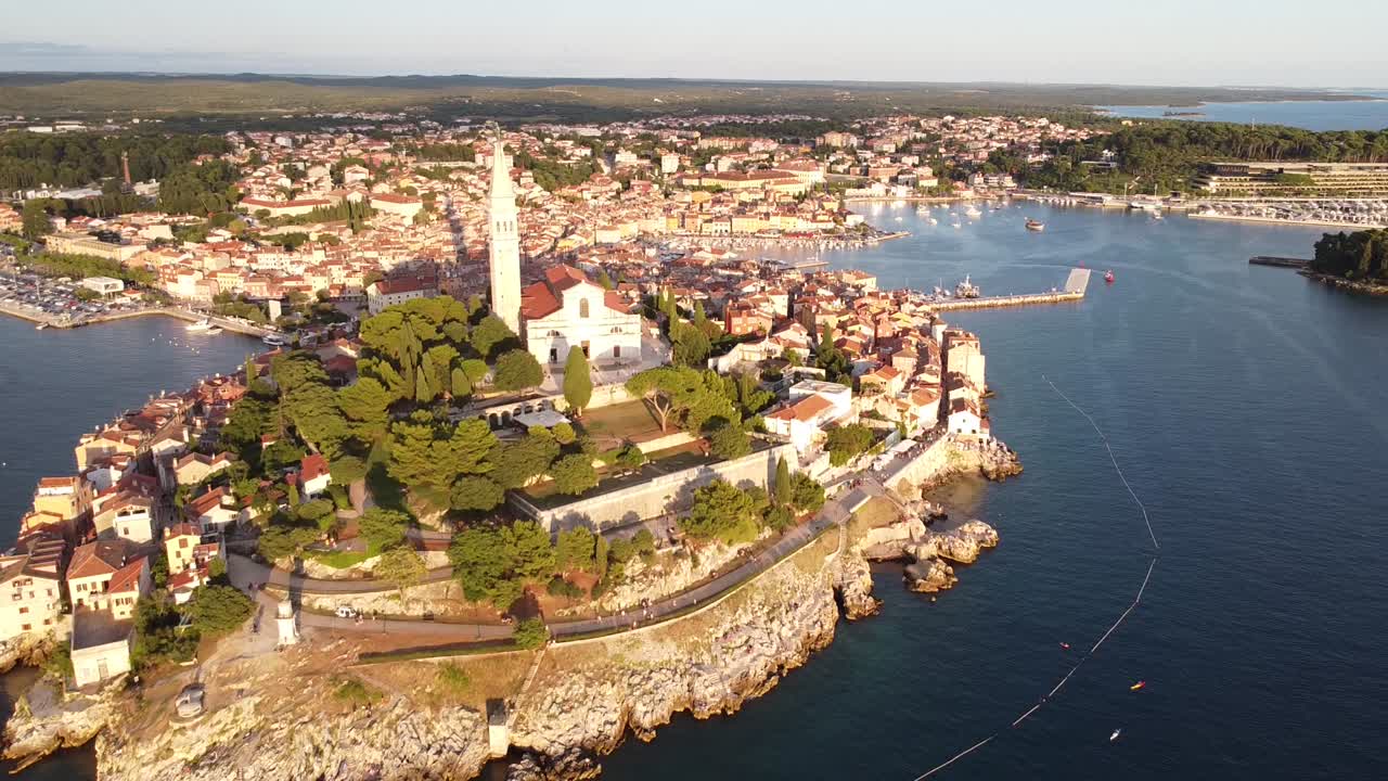 rovinj at istria, croatia - 대로, 교회 탑, colorfol 주택, 아드리아 해의 항구가 있는 반도의 공중 드론 전망