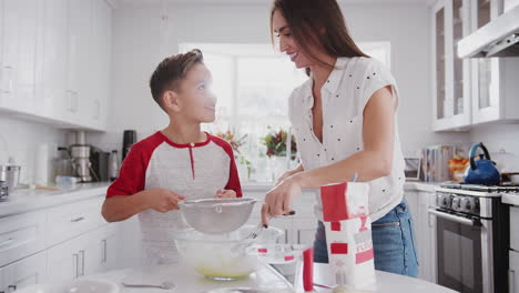 Un-Niño-Hispano-Preadolescente-Haciendo-Mezcla-Para-Pasteles-En-La-Cocina-Con-Su-Madre,-De-Cerca