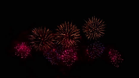 gran celebración de fuegos artificiales reales y colorida víspera de año nuevo