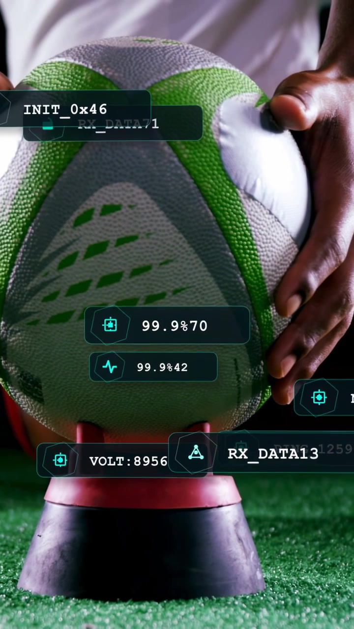 Vídeo vertical: Atleta posicionando a bola de futebol americano no suporte enquanto a chuteira entra, com o HUD atualizando métricas para o chute.