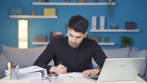 Fröhlicher-Und-Glücklicher-Junger-Mann,-Der-Seine-Arbeit-Mit-Freude-Und-Liebe-In-Seinem-Heimbüro-Erledigt.