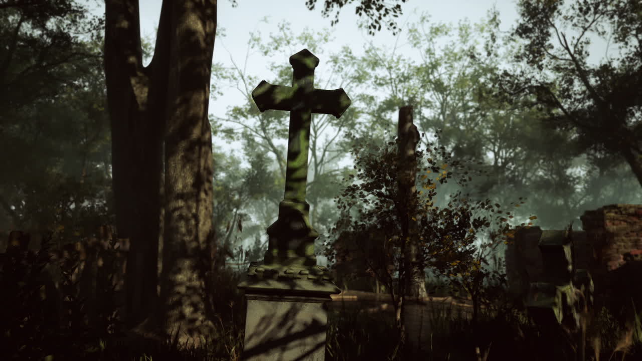 una cruz en un cementerio de niebla