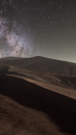 increíble vía láctea sobre las dunas erg chebbi en el desierto del sahara