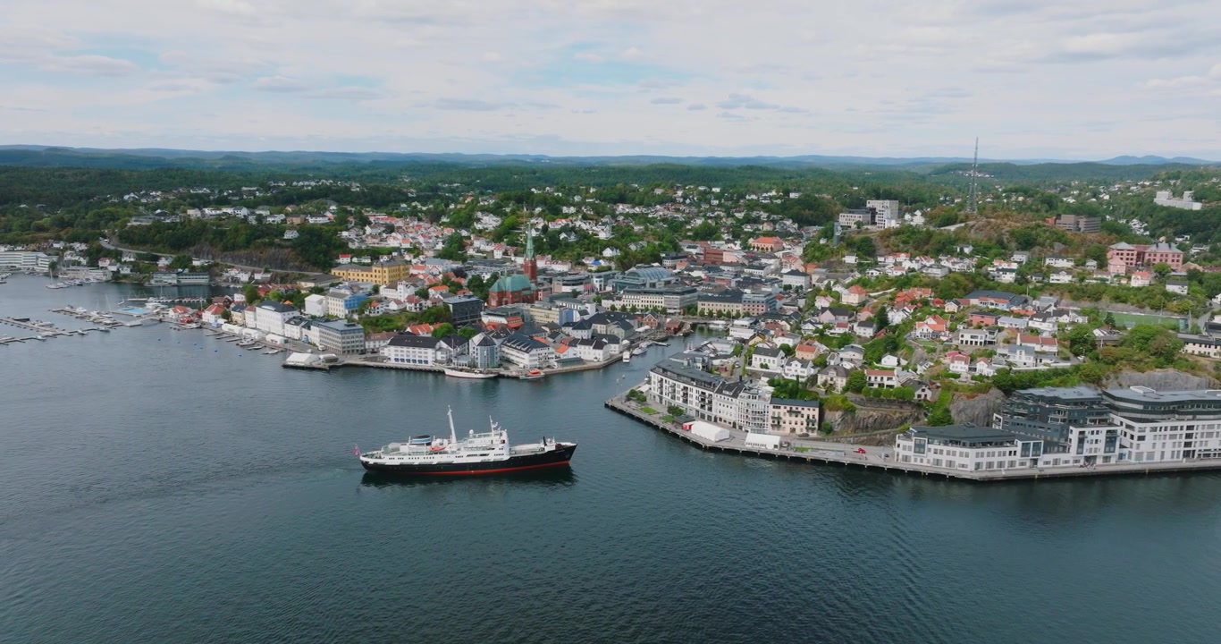 Veduta aerea della città costiera di Arendal, Norvegia, con nave al rallentatore.