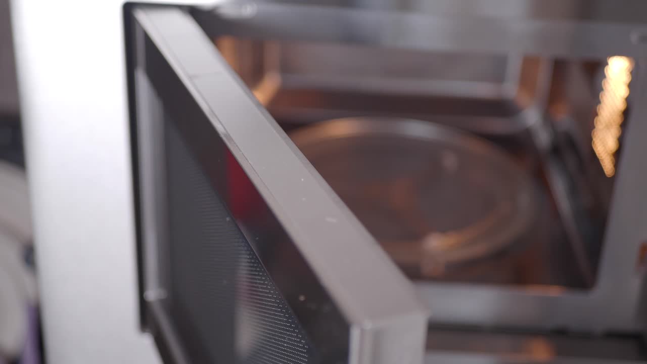 primer plano de un microondas abierto