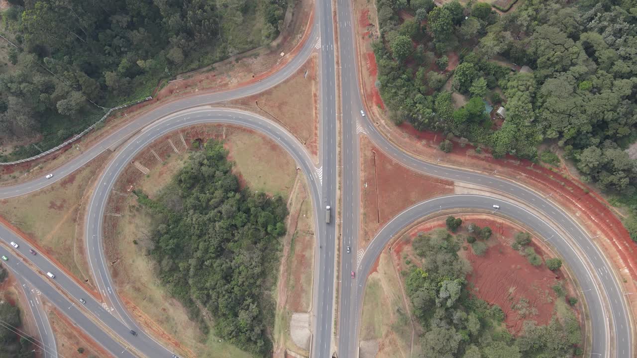 vista superior de la toma de seguimiento de la conducción de camiones en la autopista de circunvalación del sur de nairobi, kenia