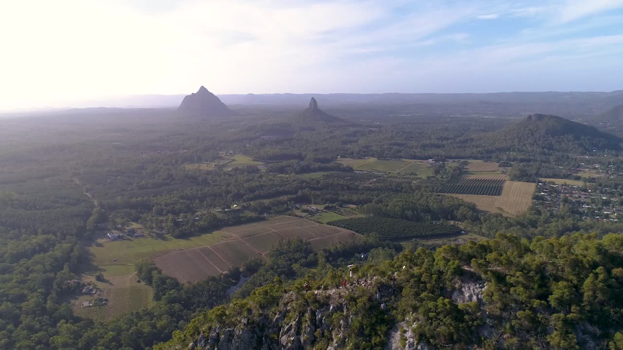 una vista aérea muestra las montañas de la casa de cristal en queensland australia 2