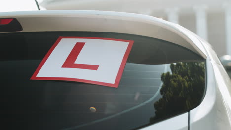 placa de matrícula en un coche