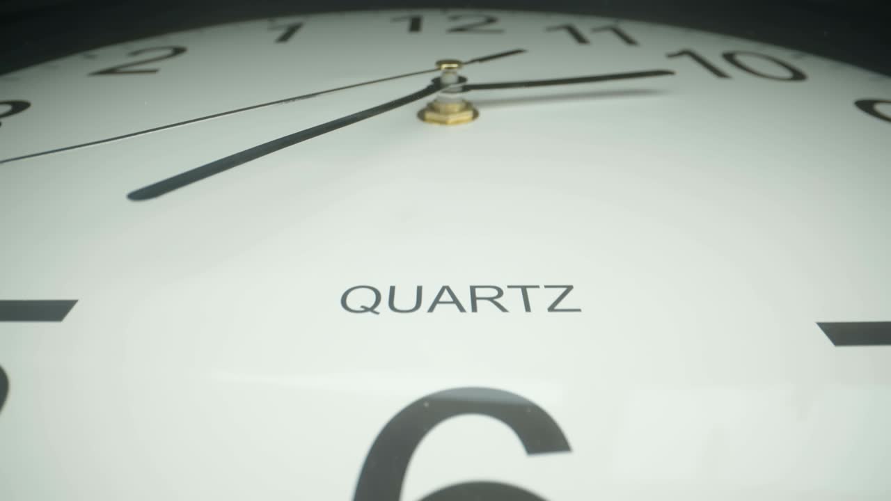 The quartz wall clock with the numbers on it