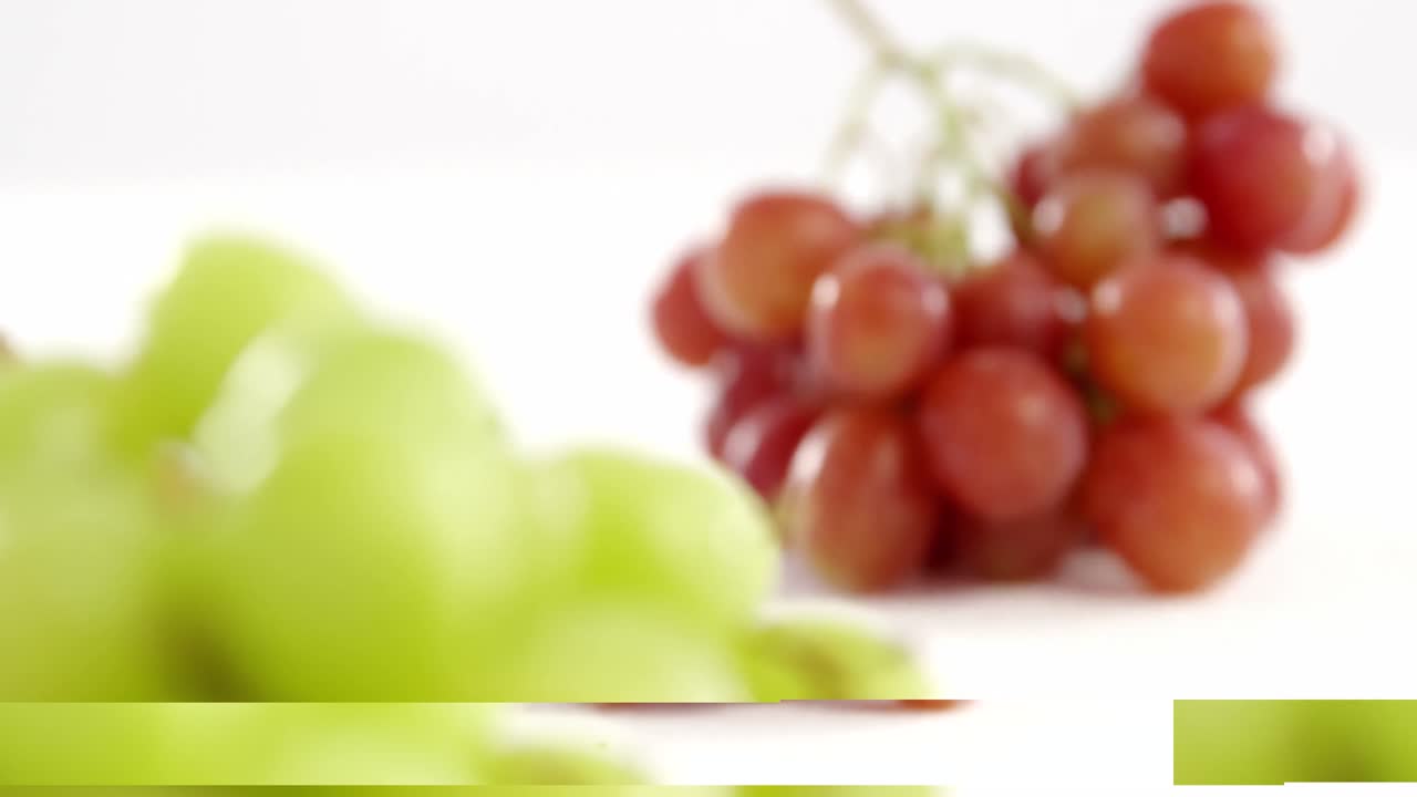 primer plano de racimos de uvas verdes y rojas