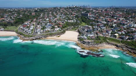 los suburbios de sídney con las playas de bronte y tamarama en nsw, australia - fotografía aérea de un dron