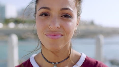 mujer, cara y sonrisa mientras está al aire libre para viajar
