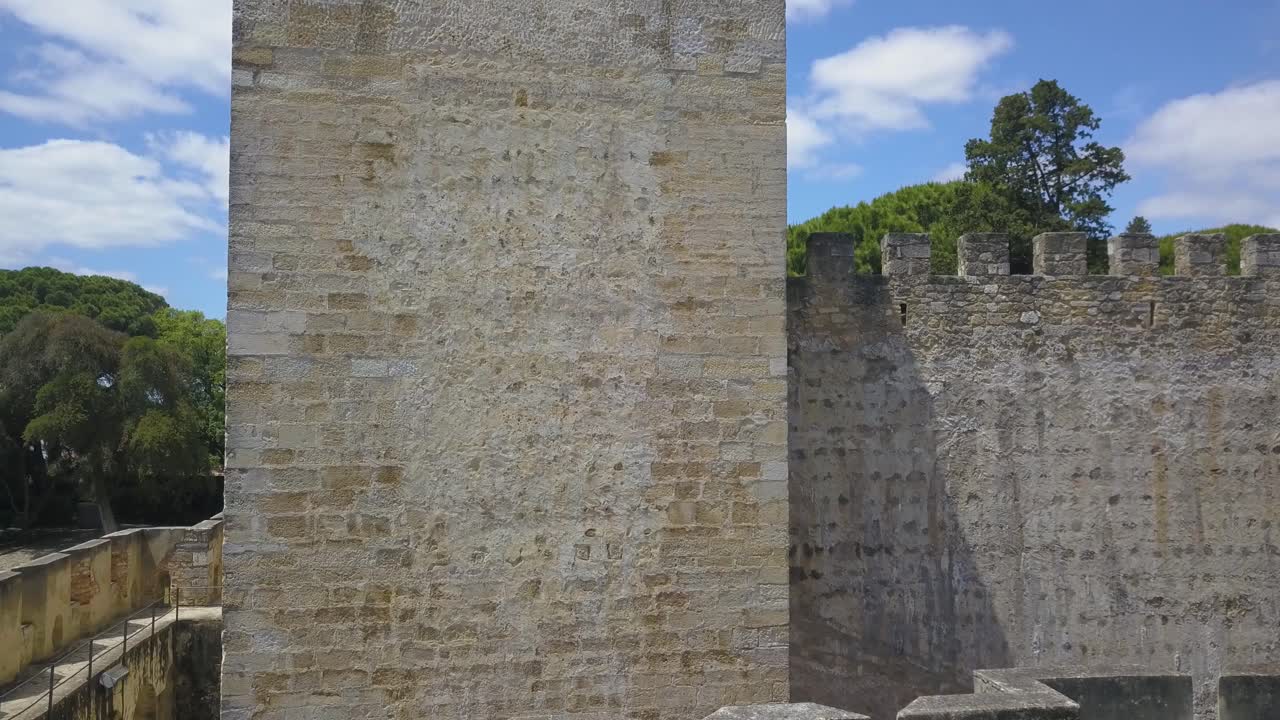 fotografía lateral de un atractivo castillo medieval rodeado de árboles, lisboa