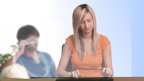 mujer en casa en interenet