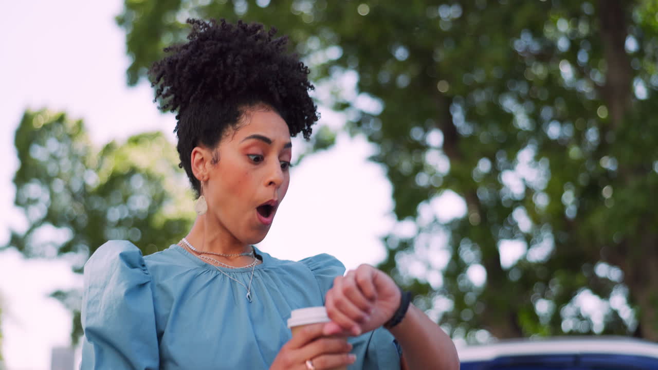 tiempo, sorpresa y mujer negra con reloj tarde