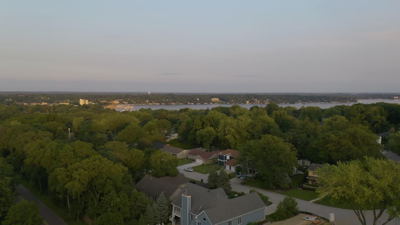 골든 아워에 여름에 교외 호수 제네바, 위스콘신