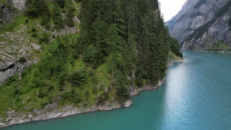 Imponentes-Montañas-Cordillera-De-Color-Gris-Oscuro-En-El-Fondo-Majestuosa-Belleza-De-Las-Aguas-De-Suiza-Paisaje-Impresionante-Perfecto-Para-Escapar-De-La-Vida-Cotidiana-De-La-Ciudad-A-Los-Hábitats-Naturales