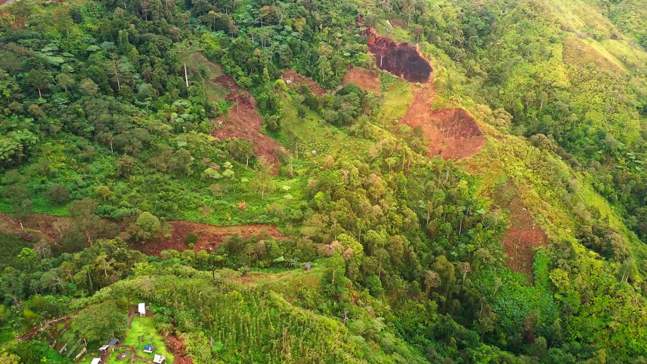 Luftoptagelse med drone af tropisk bjergskov med synlige skovrydningsområder i Filippinerne. Ideel til miljø-, natur- og dokumentarprojekter.