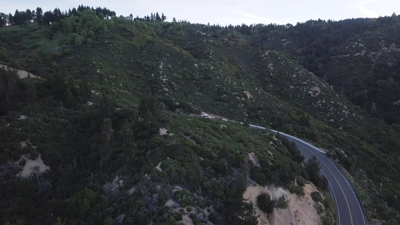 일몰 캘리포니아 산악 도로, 조감도