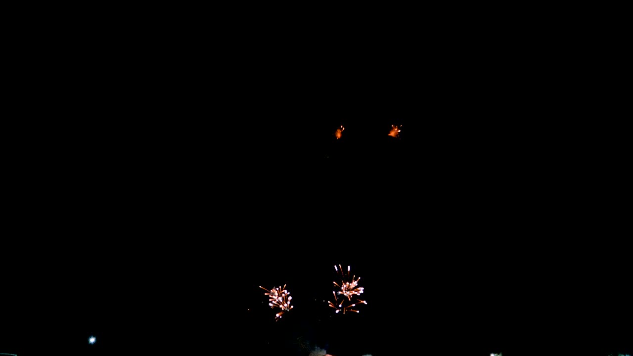 Fuochi d'artificio celebrativi che esplodono e brillano su sfondo scuro con effetto scuro e granuloso