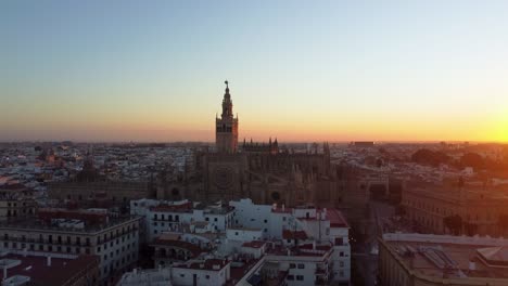 catedral de sevilla. tomada de avión no tripulado de la hermosa ciudad española de sevilla al amanecer, uhd, 4k