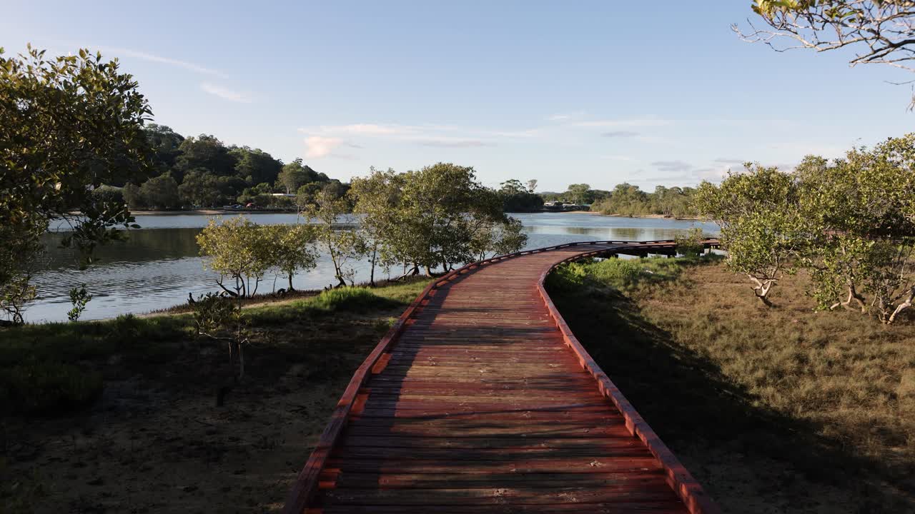 26 de febrero de 2023 - costa dorada, queensland, australia: vista a lo largo de la reserva beree badalla y el arroyo currumbin al amanecer