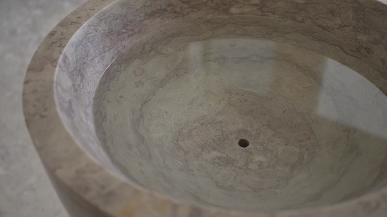 황금과 빨간 색으로 장식된 불은 타일로 된 배경에서 엄숙함을 불러일으니다.