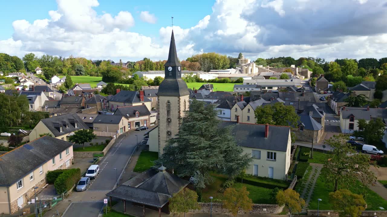 Ripresa aerea del municipio di Saint Pierre la Cour e delle strade circostanti nella soffice luce del sole, Francia
