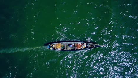 Vista-Aérea-Del-Barco-En-El-Lago-Victoria-En-Uganda,-África