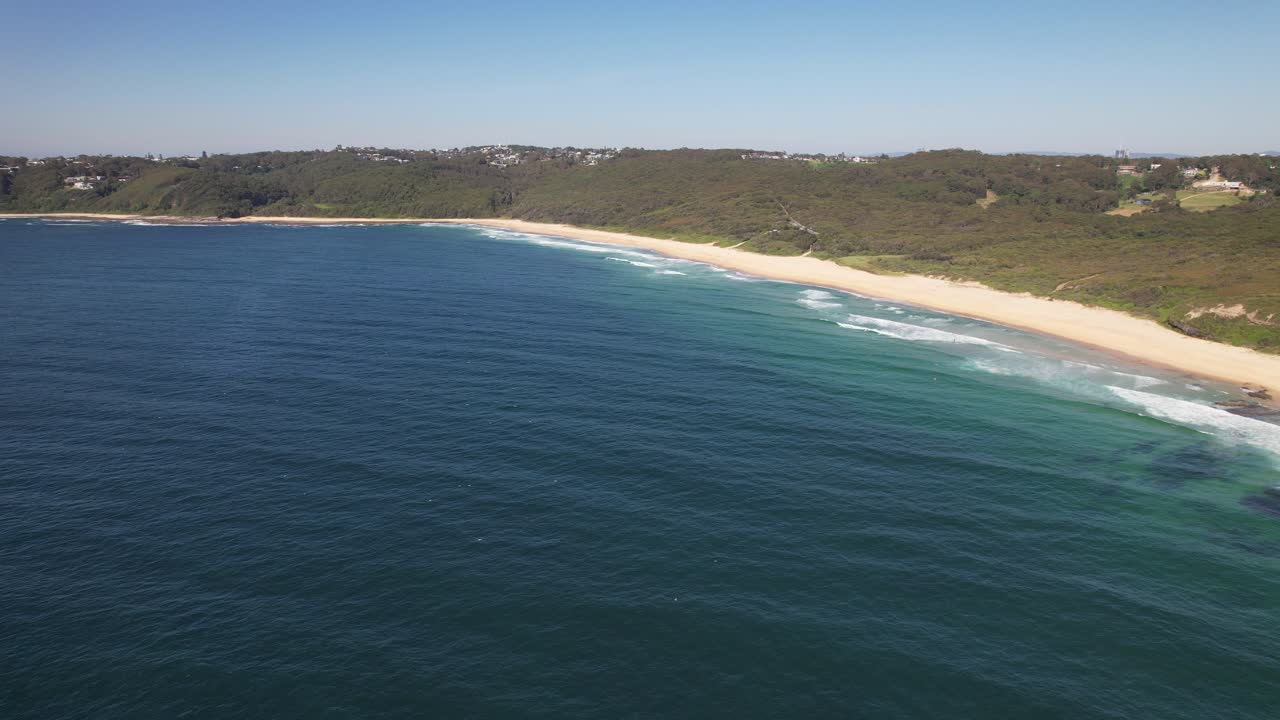 el tranquilo paisaje de la playa de dudley en nueva gales del sur, australia - fotografía aérea