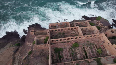 Wir-Fliegen-über-Die-Verlassene-Nebida-Mine-Auf-Der-Insel-Sardinien-Und-Beobachten-Die-Wellen-Der-Küste