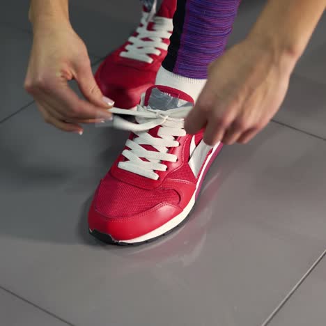 athlete tying shoelaces before training