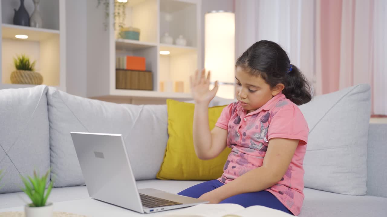 una niña vacilante.